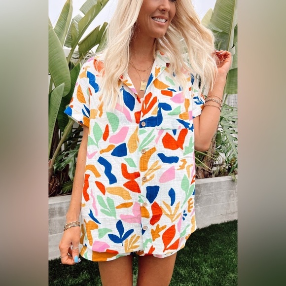 Show Me Your MuMu Tops - Women’s Show me your MUMU Mikey Button-Up. Primary Paradise print. size small.